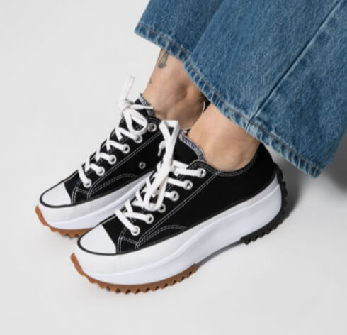 Premièrement : Les baskets Converse Femme se distinguent par leur design iconique et leur esthétique vintage.