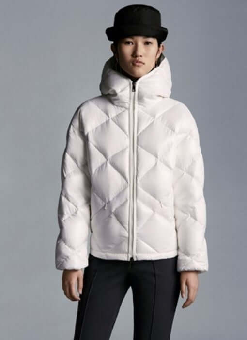 Premièrement : Les doudounes Moncler Femme, ainsi que les manteau Moncler Femme, incarnent un style et un raffinement incomparables.