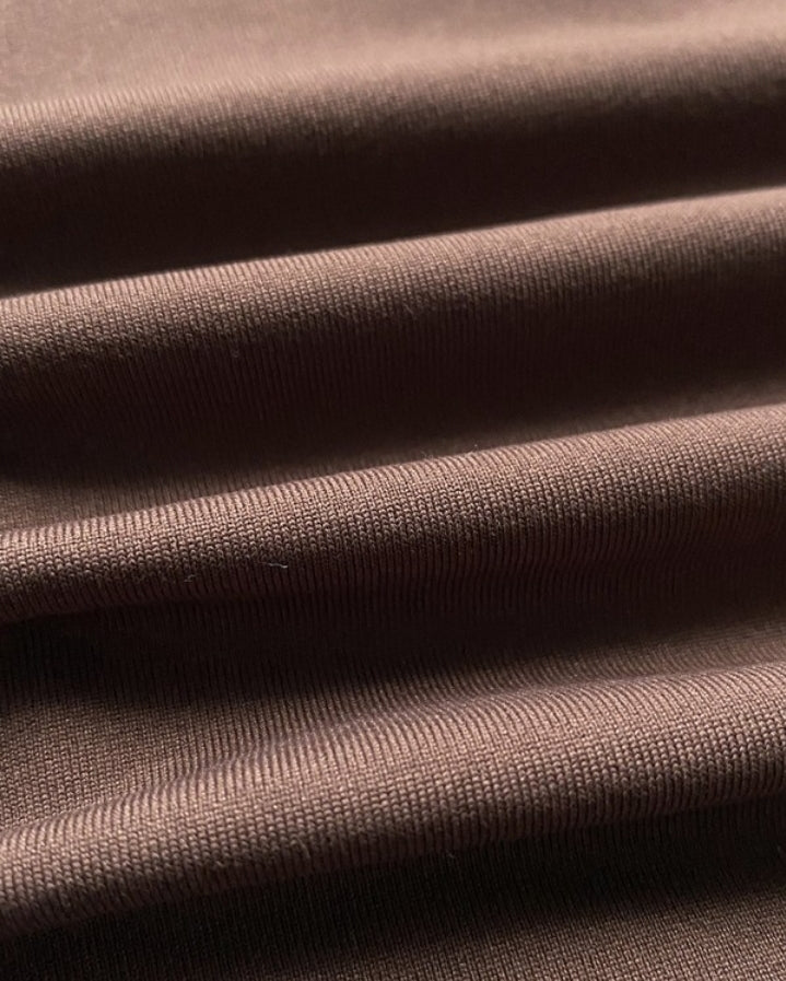 Premièrement : Ce Short froncé décontracté à boutons de couleur unie. 
