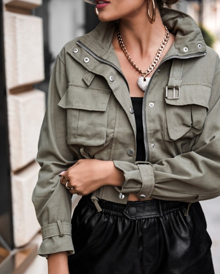 Premièrement : Optez pour un look tendance et pratique avec cette Veste de motard cargo à manches longues et boutons de poche femme. 