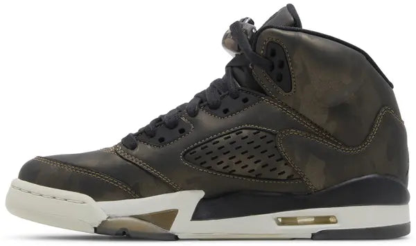 Premièrement, les baskets Air Jordan 5 Femme incarnent un mélange parfait de style audacieux et de performance exceptionnelle.


