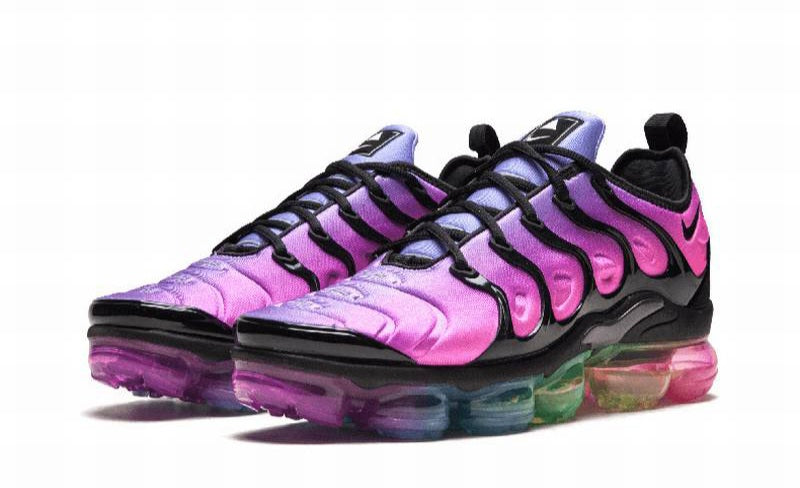 Les Nike Air Vapormax Plus TN Femme incarnent une fusion audacieuse entre l’héritage des baskets TN des années 90 et l’innovation moderne de la technologie Vapormax.