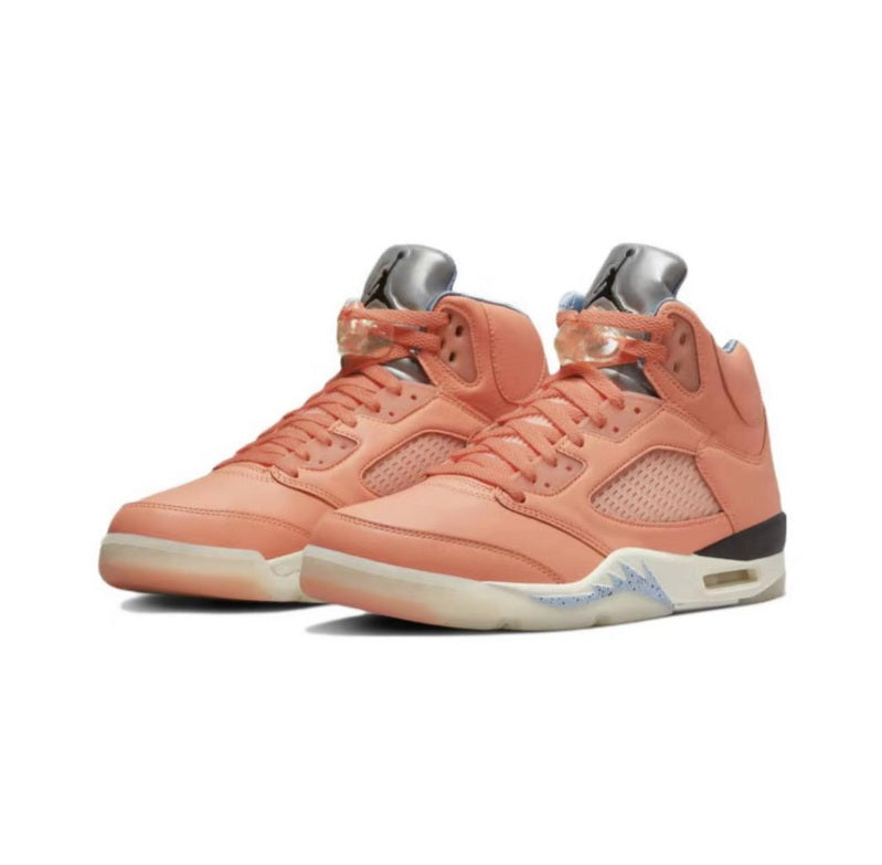 Premièrement, les baskets Air Jordan 5 Femme incarnent un mélange parfait de style audacieux et de performance exceptionnelle.