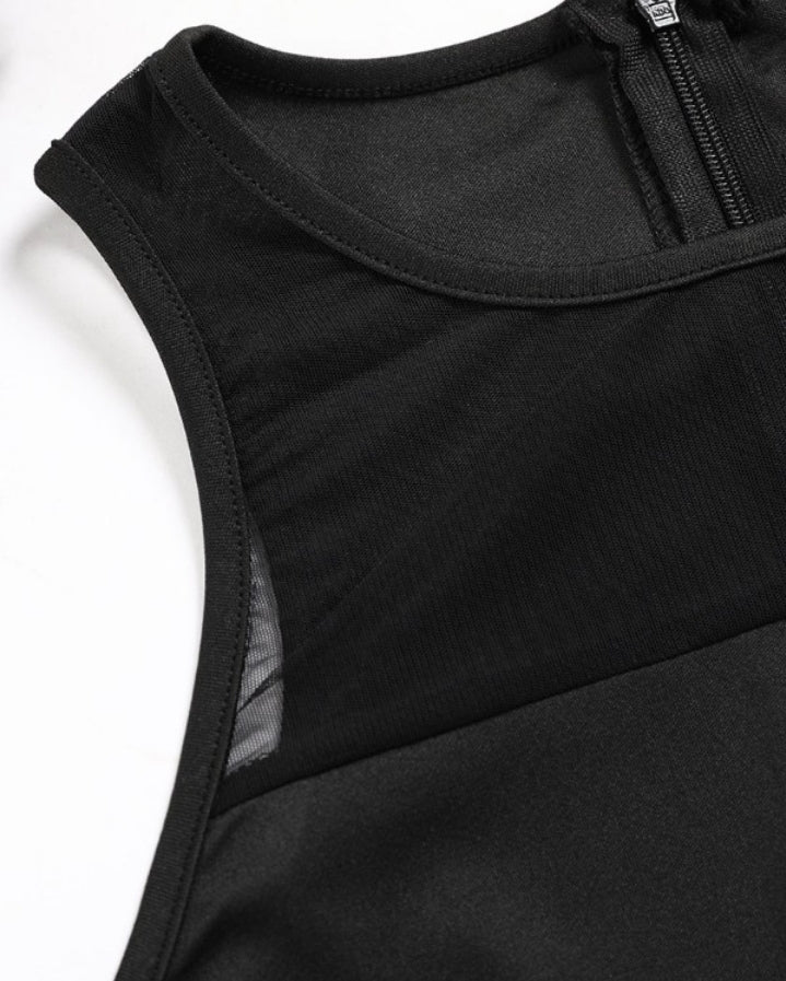 Premièrement : Osez un look audacieux avec cette Combinaison skinny sans manches en maille transparente femme. 