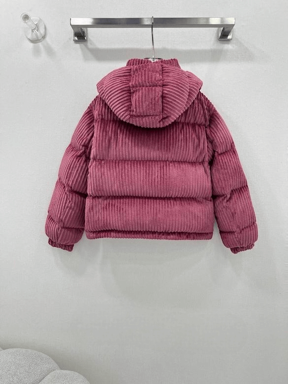 Premièrement : Les doudounes Moncler Femme, ainsi que les manteau Moncler Femme, incarnent un style et un raffinement incomparables.
