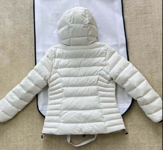 Premièrement : Les doudounes Moncler Femme, ainsi que les manteau Moncler Femme, incarnent un style et un raffinement incomparables.