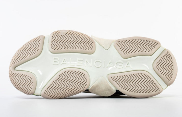 les sneakers Balenciaga Triple S "Beige Green Yellow" Femme sont un témoignage de l'engagement de Balenciaga à combiner style et innovation.