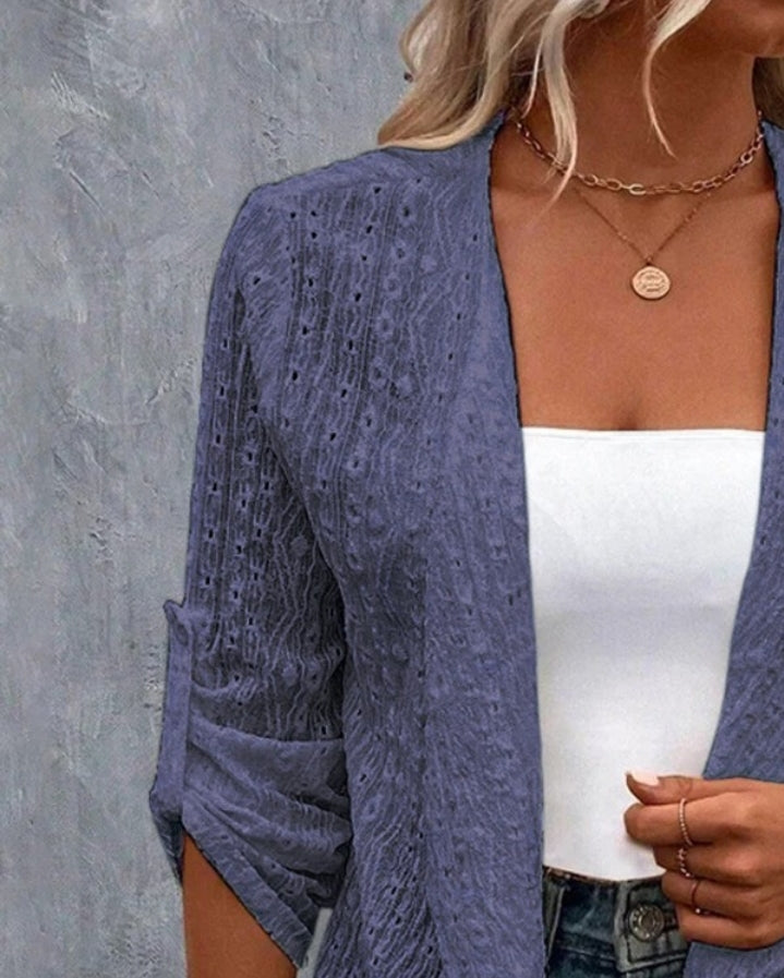 Premièrement : Optez pour un look raffiné et tendance avec ce Manteau blazer ouvert sur le devant à manches retroussés et broderie à oeillets femme