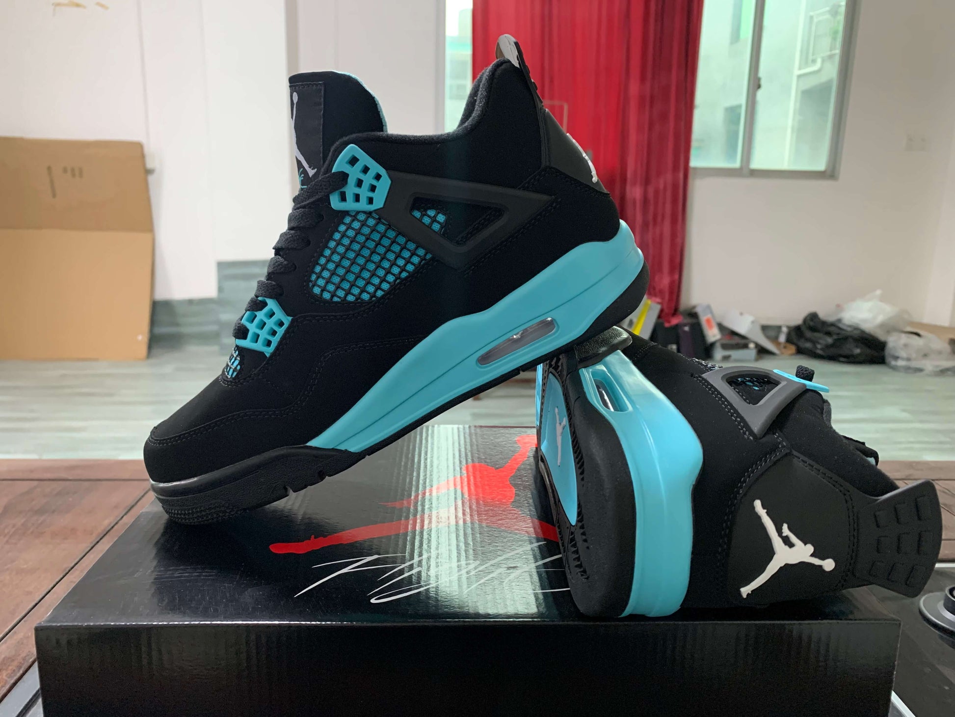 Premièrement : Les baskets Air Jordan 4 Femme se distinguent par leur design iconique et leur capacité à allier style et fonctionnalité