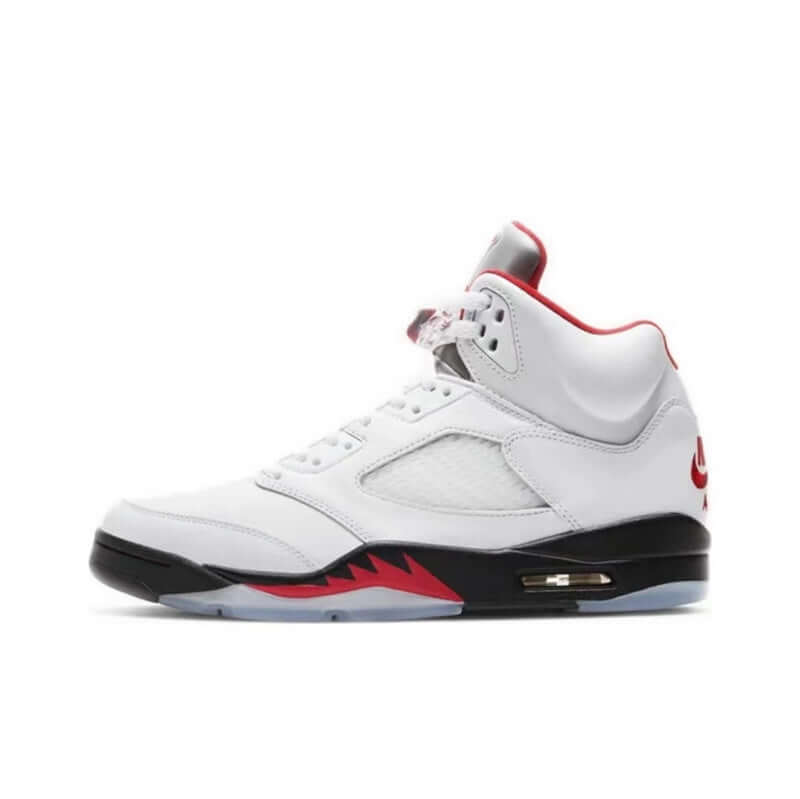Premièrement, les baskets Air Jordan 5 Femme incarnent un mélange parfait de style audacieux et de performance exceptionnelle.