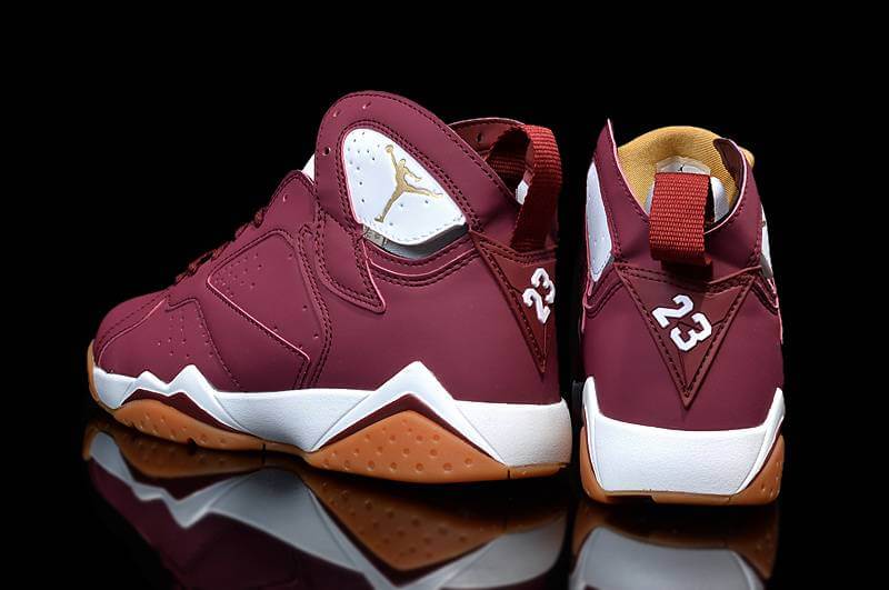 Premièrement, les baskets Air Jordan 7 Femme se distinguent par leur design iconique et leur confort exceptionnel.