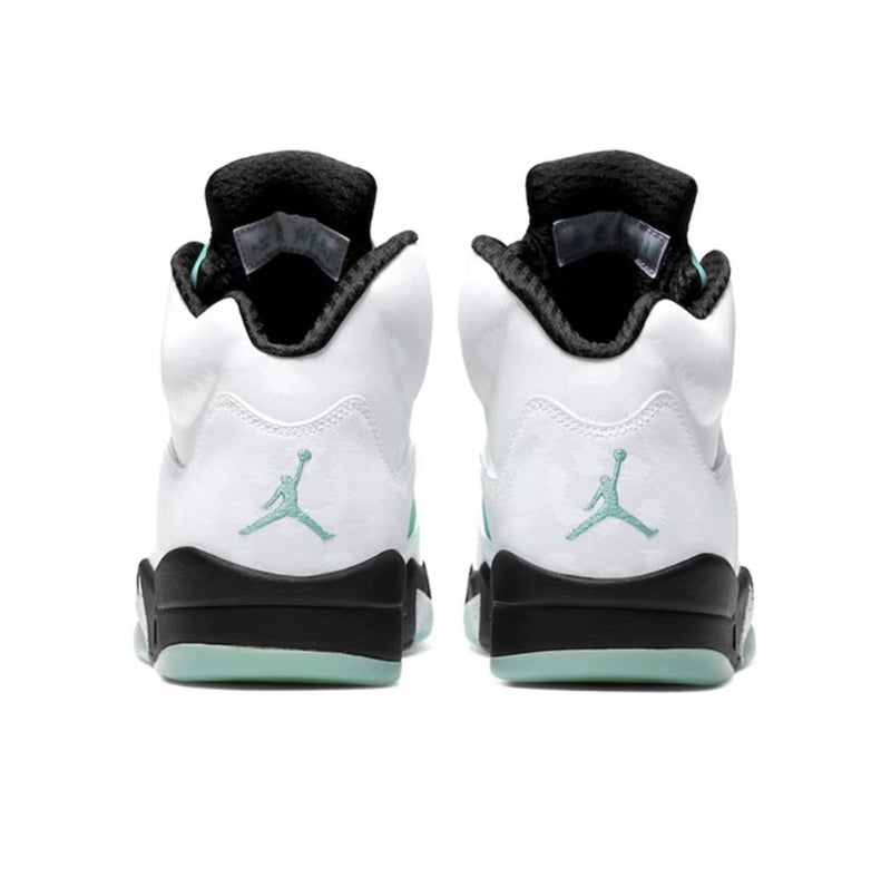 Les baskets Air Jordan 5 Femme permettent de personnaliser votre style tout en bénéficiant d’un confort supérieur.