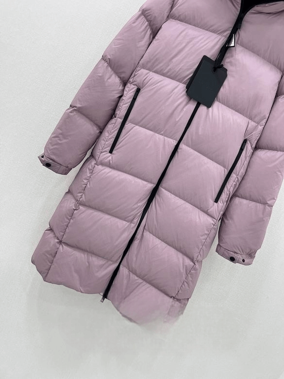 Premièrement : Les doudounes Moncler Femme, ainsi que les manteau Moncler Femme, incarnent un style et un raffinement incomparables.