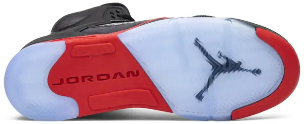 Premièrement, les baskets Air Jordan 5 Femme incarnent un mélange parfait de style audacieux et de performance exceptionnelle.