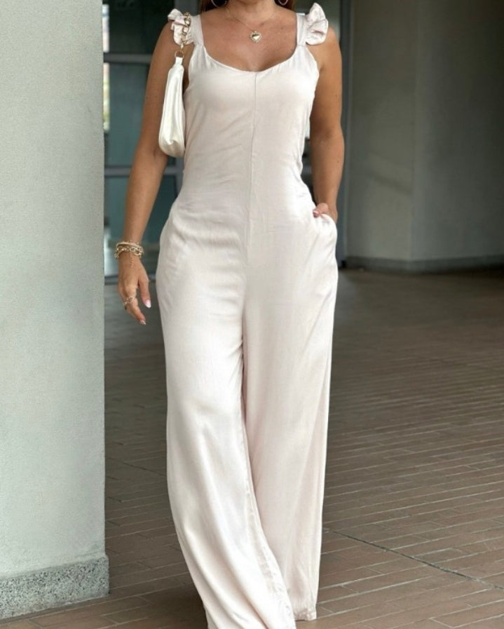 Premièrement : Adoptez un look à la fois décontracté et élégant avec cette Combinaison à encolure dégagée et ourlet à volants avec bretelles spaghetti et poches décontractées et lacets dans le dos femme