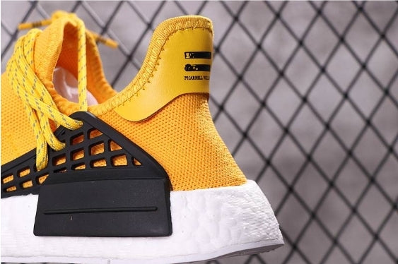 les baskets Adidas Human Race NMD x Pharrell Yellow " Femme  sont un témoignage de l'engagement d'Adidas à combiner style et innovation.