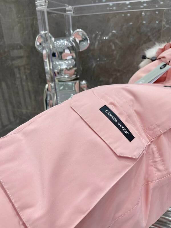 Résultat de l'évolution emblématique de la marque Canada G00se Femme, la Doudoune Canada G00se Femme est un témoignage de l'engagement de Canada G00se à combiner style,