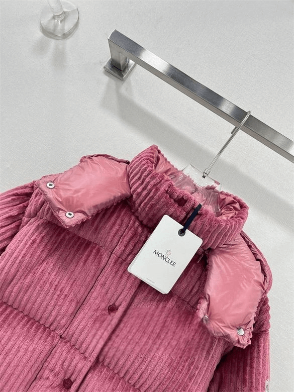 Premièrement : Les doudounes Moncler Femme, ainsi que les manteau Moncler Femme, incarnent un style et un raffinement incomparables.