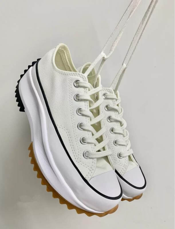 Premièrement : Les baskets Converse Femme se distinguent par leur design iconique et leur esthétique vintage.