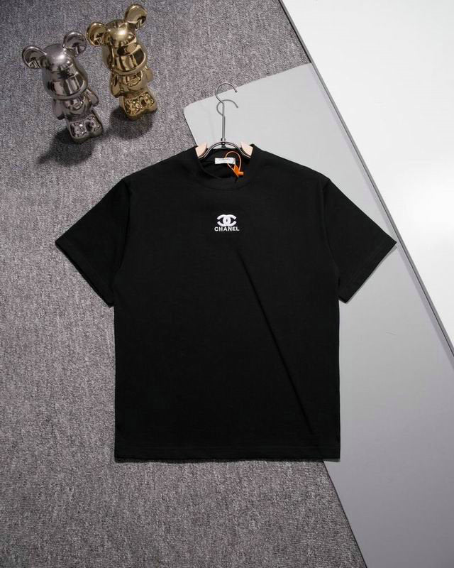 les T-shirts Chanel Femme offrent une élégance et un confort inégalés. Au meilleur prix. Le moins cher design emblématique.