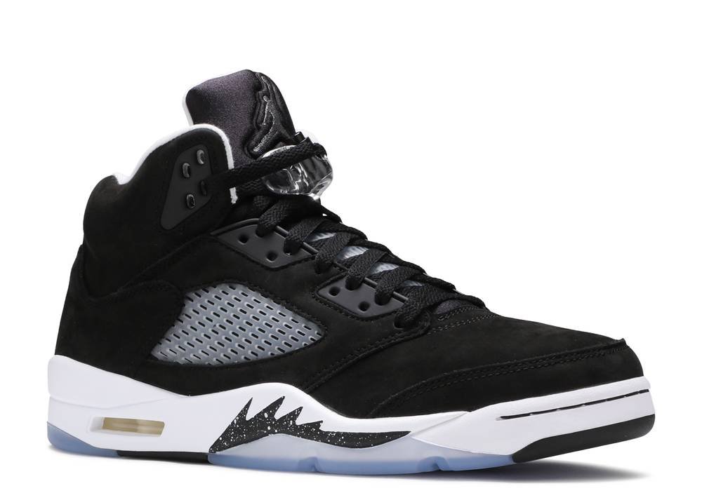 Premièrement, les baskets Air Jordan 5 Femme incarnent un mélange parfait de style audacieux et de performance exceptionnelle.