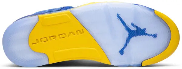 Premièrement, les baskets Air Jordan 5 Femme incarnent un mélange parfait de style audacieux et de performance exceptionnelle.