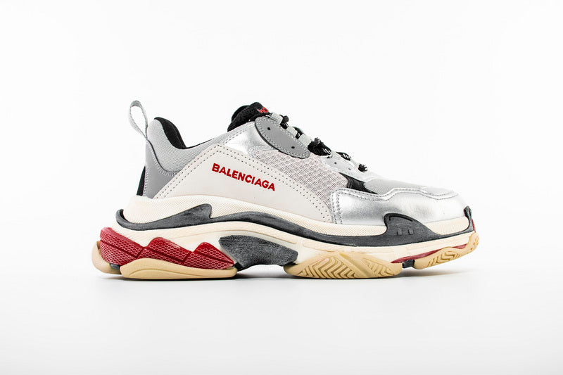 les sneakers Balenciaga Triple S "Beige Green Yellow" Femme sont un témoignage de l'engagement de Balenciaga à combiner style et innovation.
