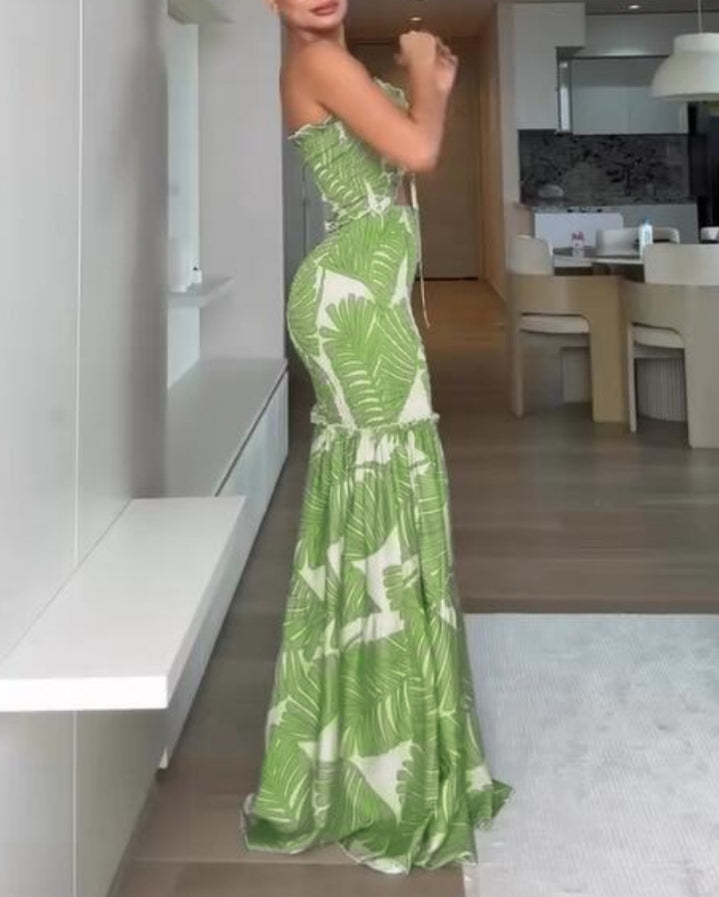 Premièrement : Cette Robe de vacances bandeau à imprimé tropical avec cordon de serrage , froncée et volantée , taille cintrée, coupe ajustée, ourlet à volants, robe sirène femme .