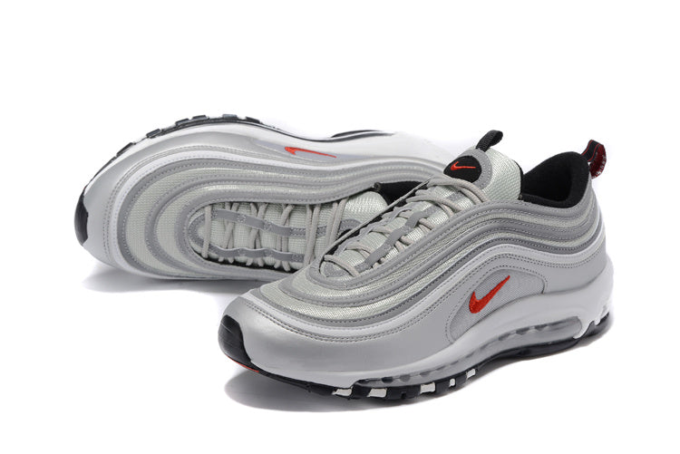 Premièrement, les baskets Nike Air Max 97 Femme incarnent un design emblématique et audacieux.

Inspirées des lignes fluides des trains à grande vitesse japonais.
