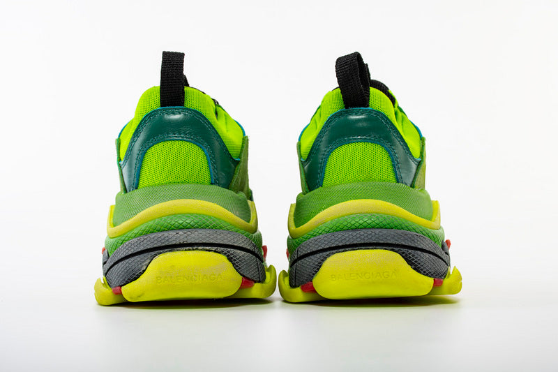les sneakers Balenciaga Triple S "Beige Green Yellow" Femme sont un témoignage de l'engagement de Balenciaga à combiner style et innovation.