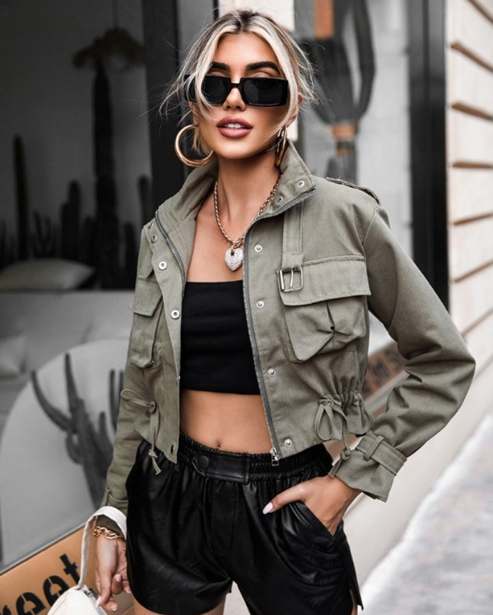 Premièrement : Optez pour un look tendance et pratique avec cette Veste de motard cargo à manches longues et boutons de poche femme. 