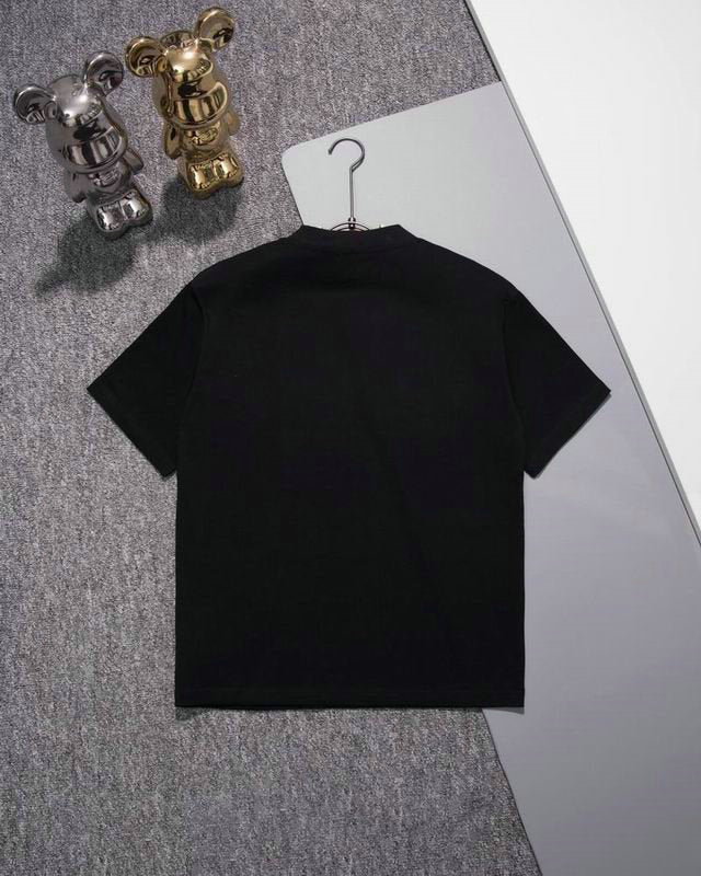 Premièrement : les T shirts Chanel Femme offrent une élégance et un confort inégalés.