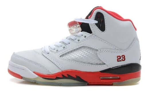 Premièrement, les baskets Air Jordan 5 Femme incarnent un mélange parfait de style audacieux et de performance exceptionnelle.