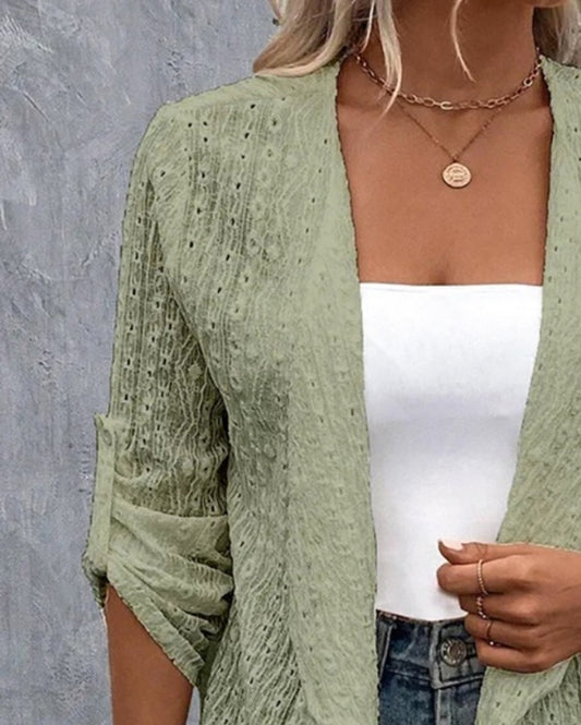Premièrement : Optez pour un look raffiné et tendance avec ce Manteau blazer ouvert sur le devant à manches retroussés et broderie à oeillets femme
