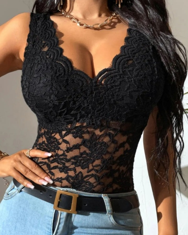 Premièrement : Ce Débardeur en dentelle brodée à col en V femme  incarne l’élégance romantique avec une touche délicate.