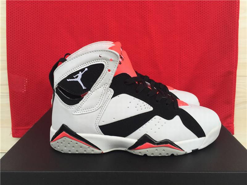 Premièrement, les baskets Air Jordan 7 Femme se distinguent par leur design iconique et leur confort exceptionnel.