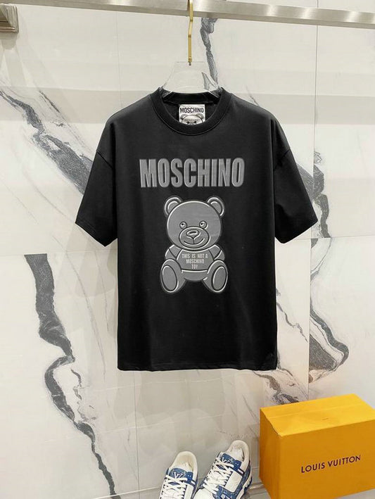 Premièrement : les T-shirts Moschino Femme offrent une élégance et un confort inégalés.