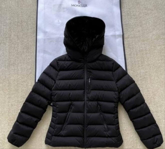 Premièrement : Les doudounes Moncler Femme, ainsi que les manteau Moncler Femme, incarnent un style et un raffinement incomparables.