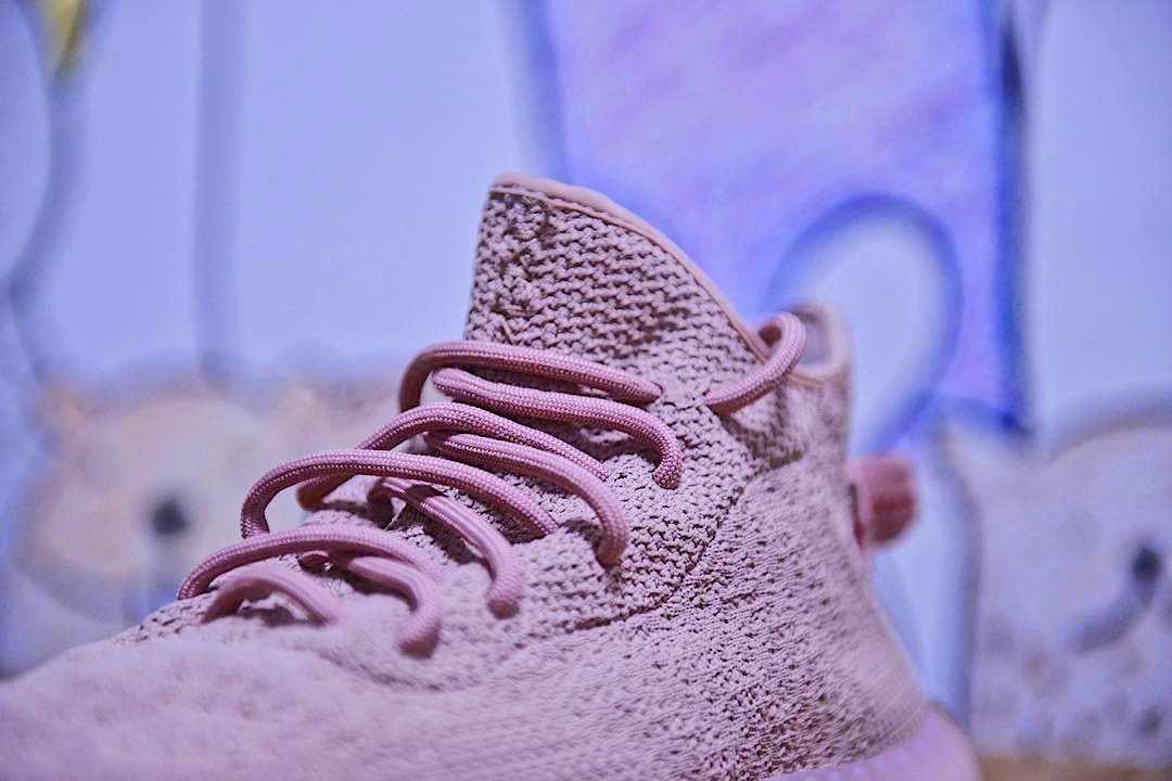 Les baskets Adidas Yeezy 350 Boost Pink Femme, issues de la collaboration entre Adidas et Kanye West, sont emblématiques pour leur design audacieux et leur confort inégalé.