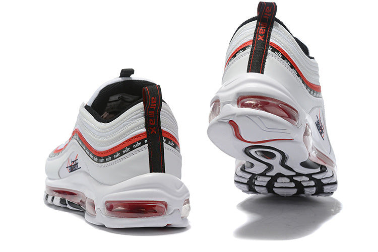 Premièrement, les baskets Nike Air Max 97 Femme incarnent un design emblématique et audacieux.

Inspirées des lignes fluides des trains à grande vitesse japonais.