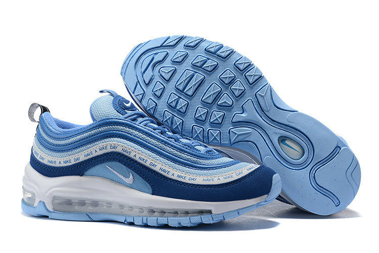 Premièrement, les baskets Nike Air Max 97 Femme incarnent un design emblématique et audacieux.

Inspirées des lignes fluides des trains à grande vitesse japonais.