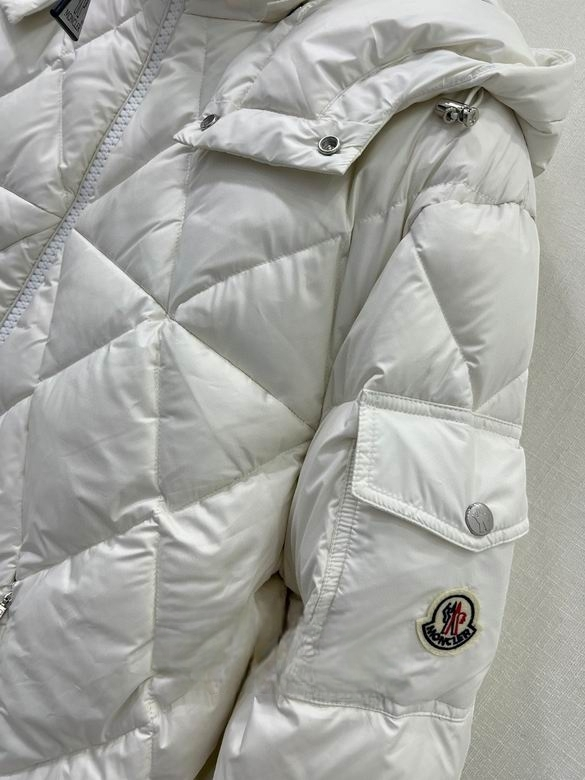 Premièrement : Les doudounes Moncler Femme, ainsi que les manteau Moncler Femme, incarnent un style et un raffinement incomparables.