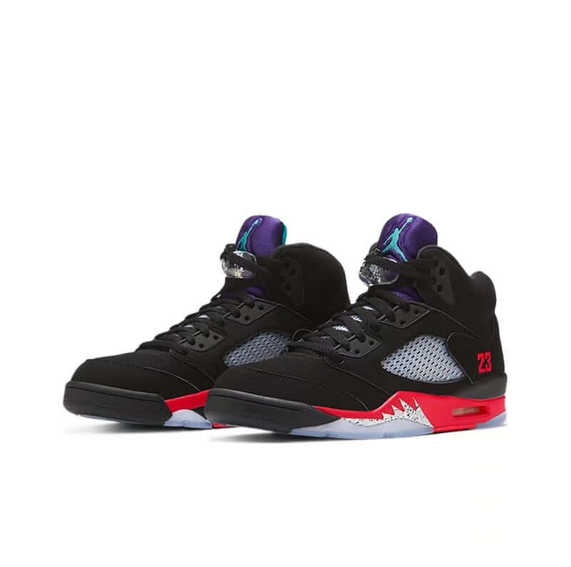 Premièrement, les baskets Air Jordan 5 Femme incarnent un mélange parfait de style audacieux et de performance exceptionnelle.
