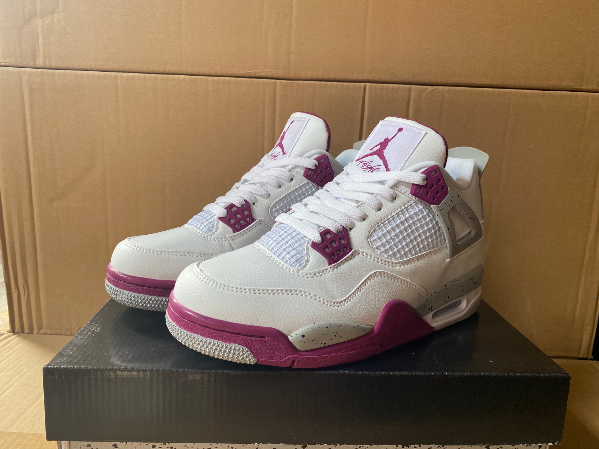 Premièrement : Les baskets Air Jordan 4 Femme se distinguent par leur design iconique et leur capacité à allier style et fonctionnalité