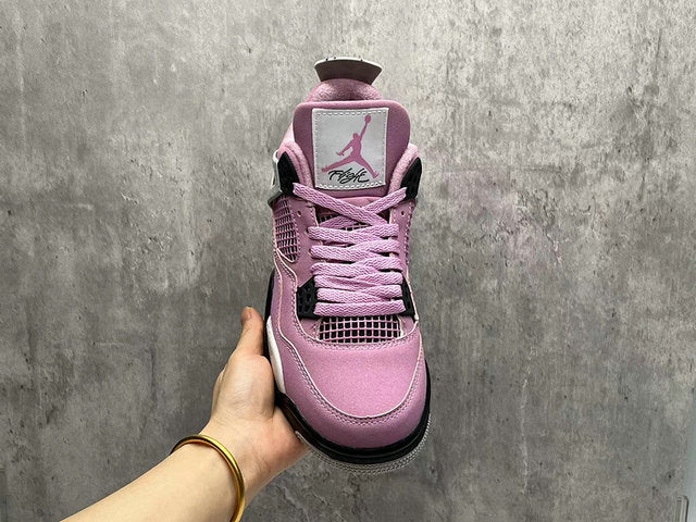 Premièrement : Les baskets Air Jordan 4 Femme se distinguent par leur design iconique et leur capacité à allier style et fonctionnalité.