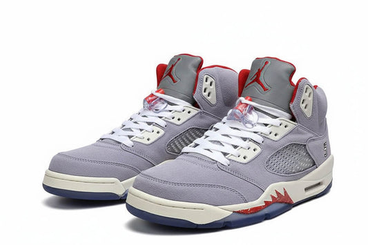 Premièrement, les baskets Air Jordan 5 Femme incarnent un mélange parfait de style audacieux et de performance exceptionnelle.