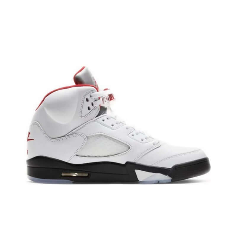 Premièrement, les baskets Air Jordan 5 Femme incarnent un mélange parfait de style audacieux et de performance exceptionnelle.