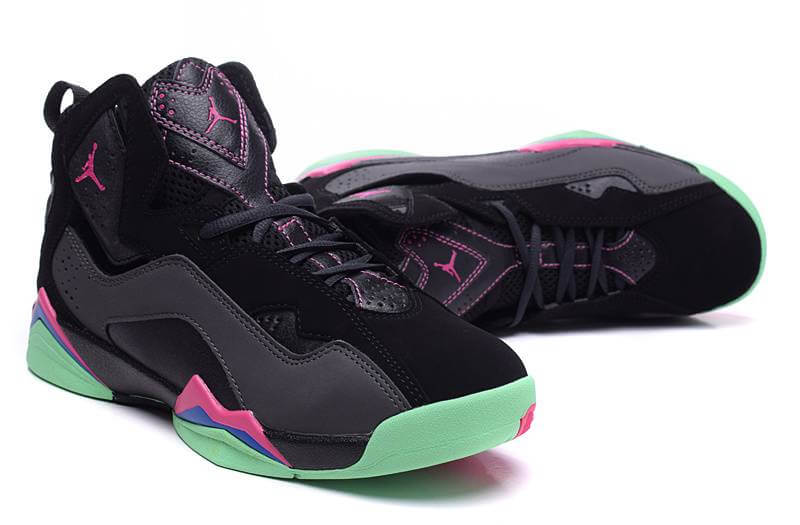 Premièrement, les baskets Air Jordan 7 Femme se distinguent par leur design iconique et leur confort exceptionnel.