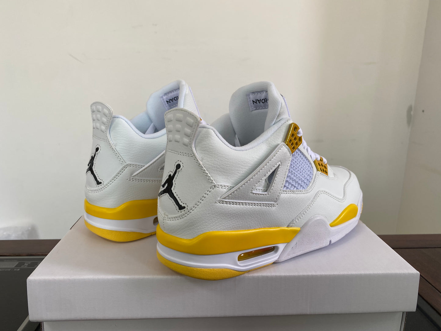 Premièrement : Les baskets Air Jordan 4 Femme se distinguent par leur design iconique et leur capacité à allier style et fonctionnalité.
