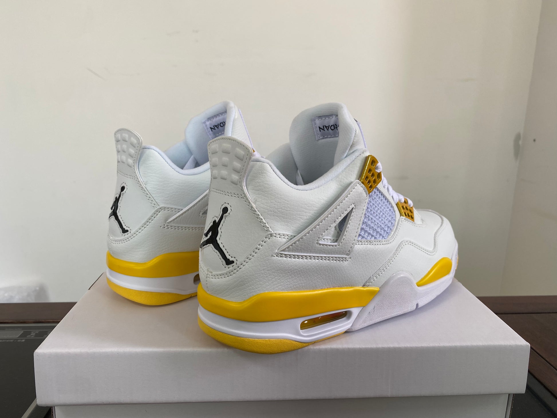 Premièrement : Les baskets Air Jordan 4 Femme se distinguent par leur design iconique et leur capacité à allier style et fonctionnalité.